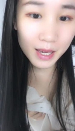 新货，新货喵喵大仙女，玩个黑丝高跟诱惑，露脸才是王道，小嘴塞大假鸡巴，逼毛浓厚敏感的骚逼，自慰呻吟 截图3