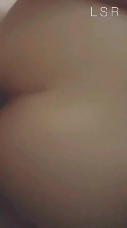 绿帽淫妻大神【LSR】老婆在学校男洗手间偷偷跟小弟弟做爱，老婆说肉棒每次都顶着子宫！老婆高潮音量爆炸 截图6
