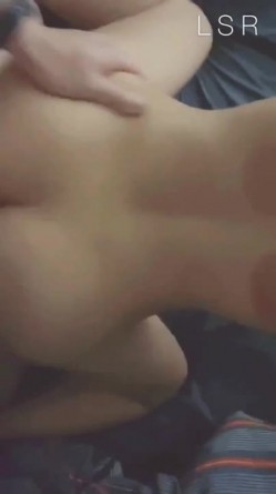 绿帽淫妻大神【LSR】老婆在学校男洗手间偷偷跟小弟弟做爱，老婆说肉棒每次都顶着子宫！老婆高潮音量爆炸 截图15