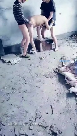 极品骚货玩野战【带嫂子户外勾引】勾搭陌生人野外3P户外啪啪操 场地换着干骚逼 口交互舔 前怼后操超爽 截图14