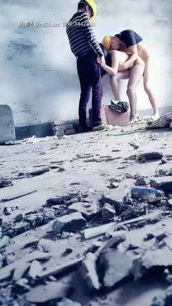 极品骚货玩野战【带嫂子户外勾引】勾搭陌生人野外3P户外啪啪操 场地换着干骚逼 口交互舔 前怼后操超爽 截图15