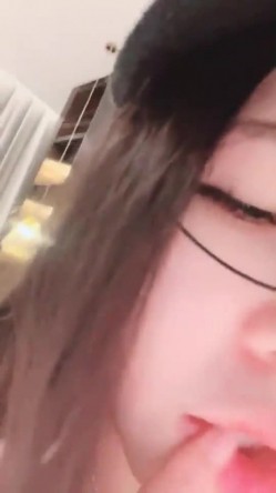 【青出于蓝而胜于蓝】前凸后翘，在校学妹，密码房，大尺度骚播  极品尤物，推荐! 截图2