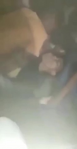 真实印度轮奸影像 一群青年强奸妙龄少女，被人按着狂艹，无力反抗痛哭不止！ 截图1