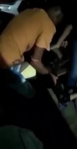 真实印度轮奸影像 一群青年强奸妙龄少女，被人按着狂艹，无力反抗痛哭不止！ 截图2