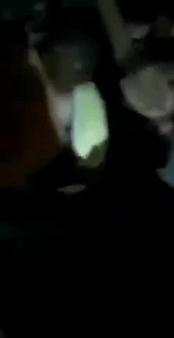 真实印度轮奸影像 一群青年强奸妙龄少女，被人按着狂艹，无力反抗痛哭不止！ 截图5