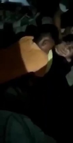 真实印度轮奸影像 一群青年强奸妙龄少女，被人按着狂艹，无力反抗痛哭不止！ 截图6