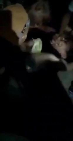 真实印度轮奸影像 一群青年强奸妙龄少女，被人按着狂艹，无力反抗痛哭不止！ 截图7