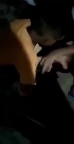 真实印度轮奸影像 一群青年强奸妙龄少女，被人按着狂艹，无力反抗痛哭不止！ 截图8