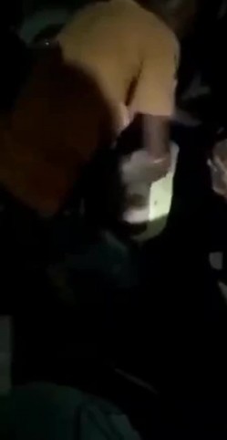 真实印度轮奸影像 一群青年强奸妙龄少女，被人按着狂艹，无力反抗痛哭不止！ 截图9