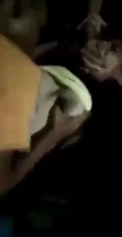 真实印度轮奸影像 一群青年强奸妙龄少女，被人按着狂艹，无力反抗痛哭不止！ 截图10