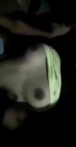 真实印度轮奸影像 一群青年强奸妙龄少女，被人按着狂艹，无力反抗痛哭不止！ 截图11