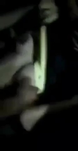 真实印度轮奸影像 一群青年强奸妙龄少女，被人按着狂艹，无力反抗痛哭不止！ 截图12