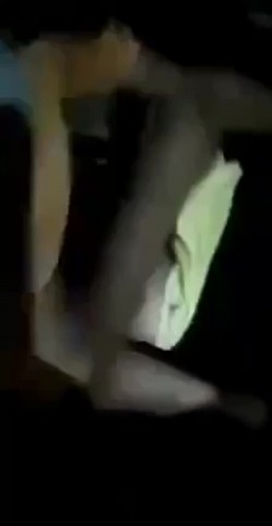 真实印度轮奸影像 一群青年强奸妙龄少女，被人按着狂艹，无力反抗痛哭不止！ 截图13