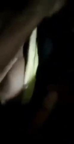 真实印度轮奸影像 一群青年强奸妙龄少女，被人按着狂艹，无力反抗痛哭不止！ 截图15