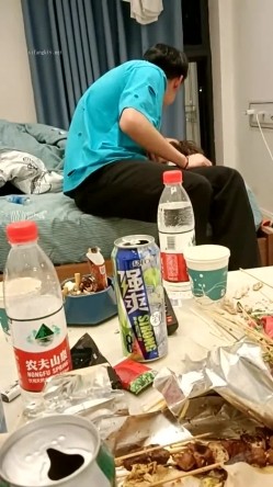 五天合集，【云南第一深情】，学妹醉酒~半梦半醒间被3p爆操~勾搭外卖，挺害羞的，刚下海，很有味道的妹子 截图8