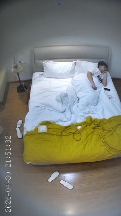 酒店偷拍提前放假的白领情侣超美女友换上紫色丝袜让男友舔脚操穴 截图1