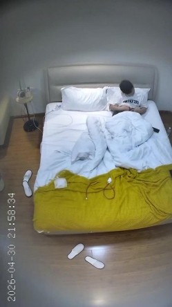 酒店偷拍提前放假的白领情侣超美女友换上紫色丝袜让男友舔脚操穴 截图3