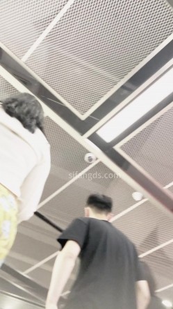 花短裙美女与男朋友一起逛街，上电梯时被完美CD，翘臀真是让人欲罢不能 性感翘臀白丁深深夹入屁股 截图11