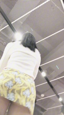 花短裙美女与男朋友一起逛街，上电梯时被完美CD，翘臀真是让人欲罢不能 性感翘臀白丁深深夹入屁股 截图12