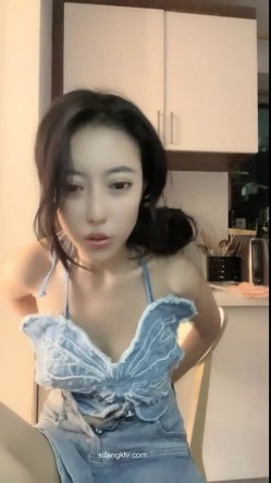 最近非常火，人气NO.1的超级清纯爆乳美腿才女，终于成功把闺蜜拉下海，双倍快乐啊！闺蜜也是个身材极品的福利姬，和她互摸 截图1