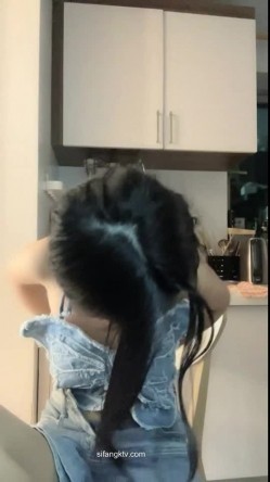 最近非常火，人气NO.1的超级清纯爆乳美腿才女，终于成功把闺蜜拉下海，双倍快乐啊！闺蜜也是个身材极品的福利姬，和她互摸 截图2