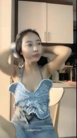 最近非常火，人气NO.1的超级清纯爆乳美腿才女，终于成功把闺蜜拉下海，双倍快乐啊！闺蜜也是个身材极品的福利姬，和她互摸 截图3