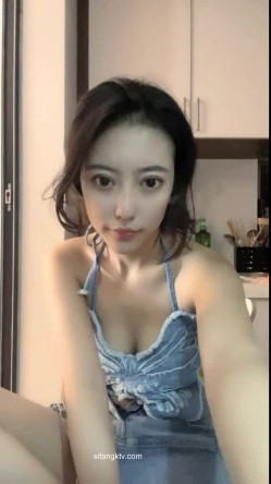 最近非常火，人气NO.1的超级清纯爆乳美腿才女，终于成功把闺蜜拉下海，双倍快乐啊！闺蜜也是个身材极品的福利姬，和她互摸 截图5
