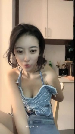 最近非常火，人气NO.1的超级清纯爆乳美腿才女，终于成功把闺蜜拉下海，双倍快乐啊！闺蜜也是个身材极品的福利姬，和她互摸 截图6