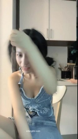 最近非常火，人气NO.1的超级清纯爆乳美腿才女，终于成功把闺蜜拉下海，双倍快乐啊！闺蜜也是个身材极品的福利姬，和她互摸 截图7