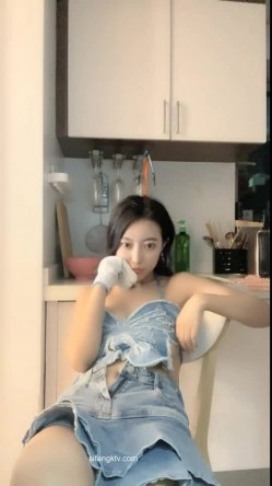 最近非常火，人气NO.1的超级清纯爆乳美腿才女，终于成功把闺蜜拉下海，双倍快乐啊！闺蜜也是个身材极品的福利姬，和她互摸 截图9