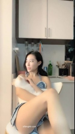 最近非常火，人气NO.1的超级清纯爆乳美腿才女，终于成功把闺蜜拉下海，双倍快乐啊！闺蜜也是个身材极品的福利姬，和她互摸 截图14