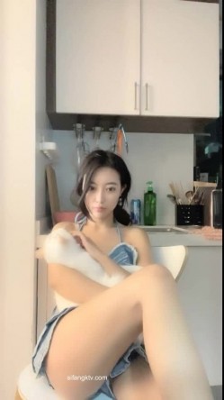 最近非常火，人气NO.1的超级清纯爆乳美腿才女，终于成功把闺蜜拉下海，双倍快乐啊！闺蜜也是个身材极品的福利姬，和她互摸 截图15