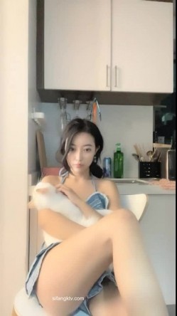 最近非常火，人气NO.1的超级清纯爆乳美腿才女，终于成功把闺蜜拉下海，双倍快乐啊！闺蜜也是个身材极品的福利姬，和她互摸 截图16