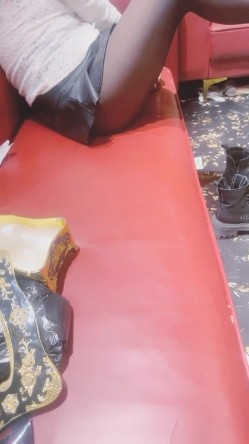 美女【拉闺蜜下海】高颜值少妇，御姐风骚正当时，家中跟几个男人来回操，无套内射好精彩！ 截图6