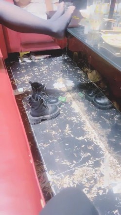 美女【拉闺蜜下海】高颜值少妇，御姐风骚正当时，家中跟几个男人来回操，无套内射好精彩！ 截图7