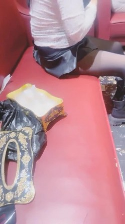 美女【拉闺蜜下海】高颜值少妇，御姐风骚正当时，家中跟几个男人来回操，无套内射好精彩！ 截图8
