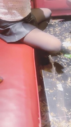 美女【拉闺蜜下海】高颜值少妇，御姐风骚正当时，家中跟几个男人来回操，无套内射好精彩！ 截图9
