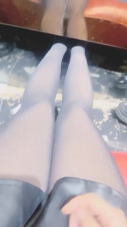 美女【拉闺蜜下海】高颜值少妇，御姐风骚正当时，家中跟几个男人来回操，无套内射好精彩！ 截图16