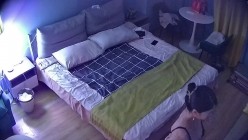 酒店摄像头偷拍腰细腿长高颜值美女穿着性感情趣内衣和几个客人啪啪 截图3
