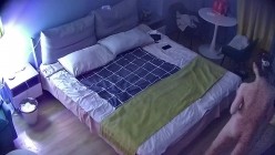 酒店摄像头偷拍腰细腿长高颜值美女穿着性感情趣内衣和几个客人啪啪 截图4