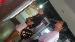 厕所偷拍两个黑衣白裤长发高颜值美女 截图3