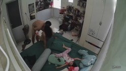《居家摄像头破解》中年大叔趁孩子睡着 赶紧和身材丰满的老婆来一炮 截图8