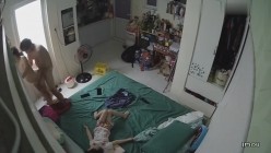 《居家摄像头破解》中年大叔趁孩子睡着 赶紧和身材丰满的老婆来一炮 截图16