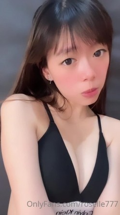 台湾Tictok模特身材网红「Roselle」OF大尺度私拍 外表单纯甜妹私下玩很大 截图12