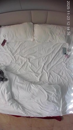 酒店上帝视角偷拍 帅哥中午约炮美女操完貌似不舍得摘套子 截图5