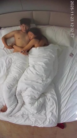 酒店上帝视角偷拍 帅哥中午约炮美女操完貌似不舍得摘套子 截图9