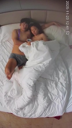 酒店上帝视角偷拍 帅哥中午约炮美女操完貌似不舍得摘套子 截图11