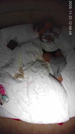 酒店上帝视角偷拍 帅哥中午约炮美女操完貌似不舍得摘套子 截图15
