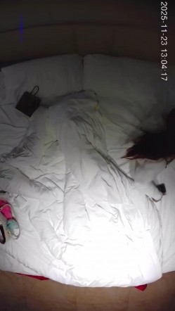 酒店上帝视角偷拍 帅哥中午约炮美女操完貌似不舍得摘套子 截图16