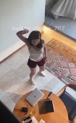 《高价VIP 福利群 泄密》性格活泼艺校身材非常顶的美乳白虎小美女【玉米】露脸私拍，塞跳蛋裸舞潮喷，各种高潮脸～稀缺资源值得收藏 截图2